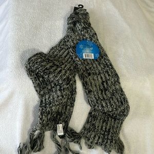 NWT Knitted scarf